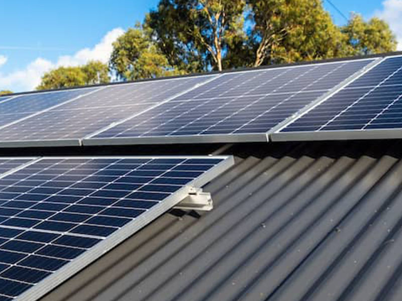 
     Làm thế nào năng lượng mặt trời được cài đặt trên mái nhà kim loại?
    