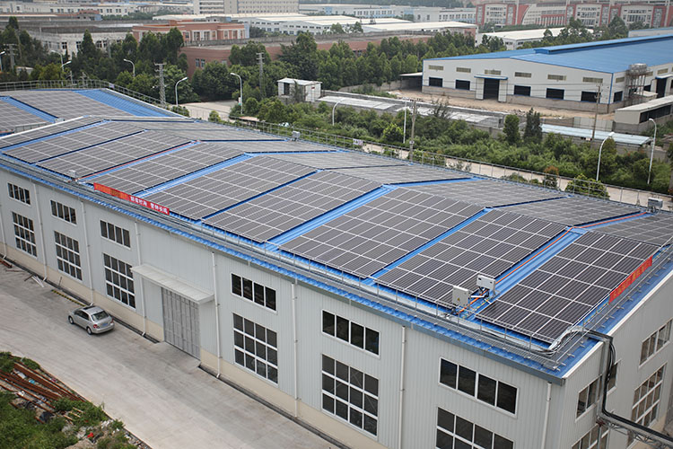trên trạm năng lượng mặt trời hòa lưới ở Trung Quốc
